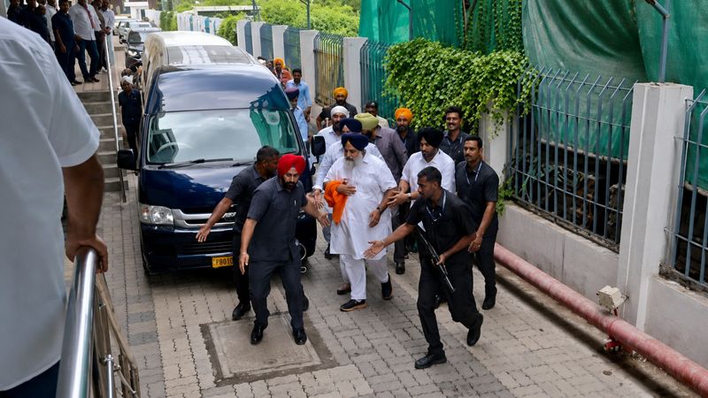 Sukhbir Badal ਦੀ 90 ਮਿੰਟ ਤੱਕ ਸਰਜਰੀ ਹੋਈ; ਹਵਾਈ ਮਾਰਗ ਰਾਹੀਂ ਪੰਜਾਬ ਆਉਣ ਦੀ ਸੰਭਾਵਨਾ
