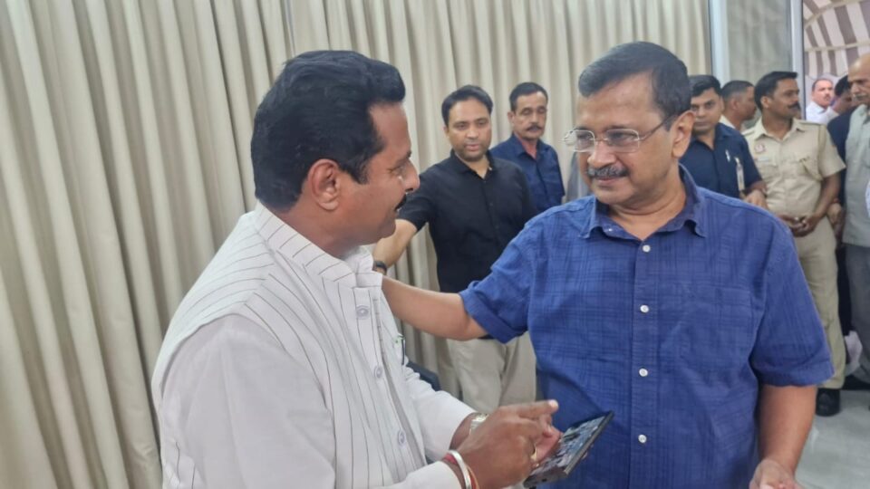 केजरीवाल ने तेजिंदर मेहता को दिया आशीर्वाद