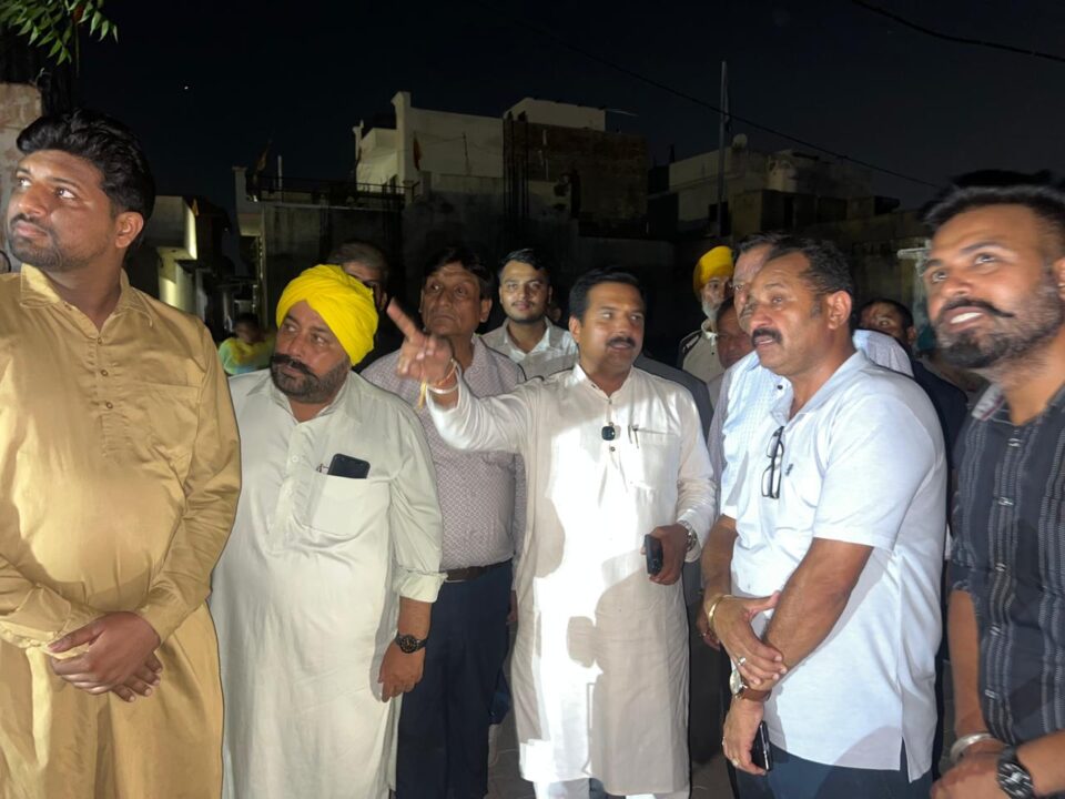 ਜਗਮਗ ਹੋਈ ਤੇਜ਼ਬਾਗ ਕਲੋਨੀ ਦੀ ਮੁੱਖ ਸੜਕ ਚੇਅਰਮੈਨ ਤੇਜਿੰਦਰ ਮਹਿਤਾ ਨੇ ਵਰਕਰ ਹੱਥੋਂ ਕਰਵਾਇਆ 55 ਸਟਰੀਟ ਲਾਈਟਾਂ ਦਾ ਸਵਿੱਚ ਔਨ