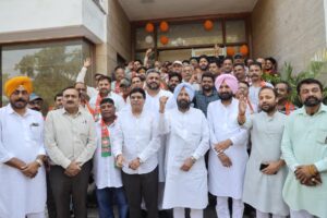 ਖਰੜ, ਮੋਹਾਲੀ ਅਤੇ ਡੇਰਾਬੱਸੀ ਦੇ ਗੜ੍ਹਵਾਲ ਸਭਾ ਅਹੁਦੇਦਾਰਾਂ ਨੇ ਫੜਿਆ ਭਾਜਪਾ ਦਾ ਪੱਲਾਚੰਡੀਗੜ੍ਹ, 16 ਅਗਸਤ ਪੰਜਾਬ ਵਿੱਚ ਭਾਰਤੀ ਜਨਤਾ ਪਾਰਟੀ ਨੂੰ ਉਸ ਸਮੇਂ ਇੱਕ ਵੱਡੀ ਮਜ਼ਬੂਤੀ ਮਿਲੀ, ਜਦੋਂ ਗੜ੍ਹਵਾਲ ਸਮਾਜ ਨਾਲ ਸੰਬੰਧਿਤ 250 ਤੋਂ ਵੱਧ ਆਗੂਆਂ ਤੇ ਮੈਂਬਰਾਂ ਨੇ ਅਲੱਗ-ਅਲੱਗ ਪਾਰਟੀਆਂ ਨੂੰ ਅਲਵਿਦਾ ਕਹਿ ਕੇ ਭਾਜਪਾ ਵਿੱਚ ਸ਼ਾਮਲ ਹੋਣ ਦਾ ਐਲਾਨ ਕੀਤਾ। ਇਸ ਵਿੱਚ ਖਰੜ੍ਹ, ਮੋਹਾਲੀ ਅਤੇ ਡੇਰਾਬੱਸੀ ਵਿਧਾਨ ਸਭਾ ਹਲਕਿਆਂ ਨਾਲ ਸੰਬੰਧਿਤ ਗੜ੍ਹਵਾਲ ਸਭਾ ਦੇ ਅਹੁਦੇਦਾਰ ਤੇ ਮੈਂਬਰ ਸ਼ਾਮਲ ਹੋਏ। ਇਹਨਾਂ ਨੂੰ ਪੰਜਾਬ ਭਾਜਪਾ ਦੇ ਦਫ਼ਤਰ ਵਿਖੇ ਸੂਬਾ ਪ੍ਰਧਾਨ ਕੇਵਲ ਸਿੰਘ ਢਿੱਲੋਂ ਨੇ ਪਾਰਟੀ ਦੇ ਪਟਕੇ ਪੁਆ ਕੇ ਬੀਜੇਪੀ ਵਿੱਚ ਸ਼ਾਮਲ ਕਰਵਾਇਆ। ਇਸ ਮੌਕੇ ਪੰਜਾਬ ਪ੍ਰਧਾਨ ਕੇਵਲ ਸਿੰਘ ਢਿੱਲੋਂ ਨੇ ਕਿਹਾ ਕਿ ਪੰਜਾਬ ਵਿੱਚ ਭਾਰਤੀ ਜਨਤਾ ਪਾਰਟੀ ਦਾ ਪਰਿਵਾਰ ਦਿਨੋਂ ਦਿਨ ਵਧ ਰਿਹਾ ਹੈ। ਪੰਜਾਬ ਦੇ ਲੋਕਾਂ ਦੀ ਇੱਕੋ ਇੱਕ ਉਮੀਦ ਭਾਜਪਾ ਤੋਂ ਹੈ। ਕਿਉਂਕਿ ਲੋਕ ਆਮ ਆਦਮੀ ਪਾਰਟੀ, ਕਾਂਗਰਸ ਅਤੇ ਅਕਾਲੀ ਦਲ ਦੀਆਂ ਸਰਕਾਰਾਂ ਦੇਖ ਚੁੱਕੇ ਹਨ ਅਤੇ ਇਸ ਵਾਰ ਭਾਜਪਾ ਸਰਕਾਰ ਬਣਾਉਣ ਦਾ ਮਨ ਬਣਾ ਚੁੱਕੇ ਹਨ। ਉਹਨਾਂ ਕਿਹਾ ਕਿ ਪ੍ਰਧਾਨ ਮੰਤਰੀ ਨਰਿੰਦਰ ਮੋਦੀ ਦੀ ਅਗਵਾਈ ਵਾਲੀ ਕੇਂਦਰ ਸਰਕਾਰ ਦੀਆਂ ਹਰ ਵਰਗ ਲਈ ਲੋਕ ਪੱਖੀ ਨੀਤੀਆਂ ਤੋਂ ਹਰ ਕੋਈ ਪ੍ਰਭਾਵਿਤ ਹੈ, ਜਿਸ ਕਰਕੇ ਹਰ ਵਰਗ ਦੇ ਲੋਕ ਲਗਾਤਾਰ ਭਾਜਪਾ ਨਾਲ ਜੁੜ ਰਹੇ ਹਨ। ਉਹਨਾਂ ਜਿੱਥੇ ਪਾਰਟੀ ਵਿੱਚ ਸ਼ਾਮਲ ਹੋਣ ਵਾਲਿਆਂ ਦਾ ਸਵਾਗਤ ਕੀਤਾ ਉਥੇ ਹੀ ਹਰ ਤਰ੍ਹਾਂ ਦਾ ਮਾਣ ਸਨਮਾਨ ਦੇਣ ਦਾ ਭਰੋਸਾ ਦਿੱਤਾ। ਇਸ ਮੌਕੇ ਖਰੜ ਗੜ੍ਹਵਾਲ ਸਭਾ ਦੇ ਪ੍ਰਧਾਨ ਸੁਰੇਸ਼ ਸ਼ਾਸਤਰੀ, ਨਯਾ ਗਾਉਂ ਗੜਵਾਲ ਸਭਾ ਦੇ ਪ੍ਰਧਾਨ ਗੱਬਰ ਸਿੰਘ, ਮੀਤ ਪ੍ਰਧਾਨ ਗਣੇਸ਼ ਬਰਥਵਾਲ, ਅਤੇ ਡੇਰਾਬੱਸੀ ਗੜਵਾਲ ਸਭਾ ਦੇ ਪ੍ਰਧਾਨ ਇੰਦਰਮਣੀ ਸਮੇਤ ਕਰੀਬ 250 ਲੋਕਾਂ ਨੇ ਭਾਜਪਾ ਵਿੱਚ ਸ਼ਮੂਲੀਅਤ ਕੀਤੀ। ਉਹਨਾਂ ਕਿਹਾ ਕਿ ਉਹ ਪ੍ਰਧਾਨ ਮੰਤਰੀ ਨਰਿੰਦਰ ਮੋਦੀ ਦੀ ਗਾਰੰਟੀ, ਦੇਸ਼ ਦੇ ਵਿਕਾਸ ਅਤੇ ਪਾਰਟੀ ਨੀਤੀਆਂ ਤੋਂ ਪ੍ਰਭਾਵਿਤ ਹੋ ਕੇ ਭਾਜਪਾ ਨਾਲ ਜੁੜੇ ਹਨ। ਇਹ ਮੌਕੇ ਭਾਜਪਾ ਮੀਡੀਆ ਸੈੱਲ ਦੇ ਕੋ-ਕਨਵੀਨਰ ਐਡਵੋਕੇਟ ਐੱਮ.ਕੇ. ਵਰਮਾ, ਸੂਬਾ ਮੀਤ ਪ੍ਰਧਾਨ ਰਣਜੀਤ ਸਿੰਘ ਗਿੱਲ, ਮੀਤ ਪ੍ਰਧਾਨ ਡਾ. ਸੁਭਾਸ਼ ਸ਼ਰਮਾ ਸਮੇਤ ਭਾਜਪਾ ਦੇ ਹੋਰ ਆਗੂ ਤੇ ਵਰਕਰ ਹਾਜ਼ਰ ਸਨ।