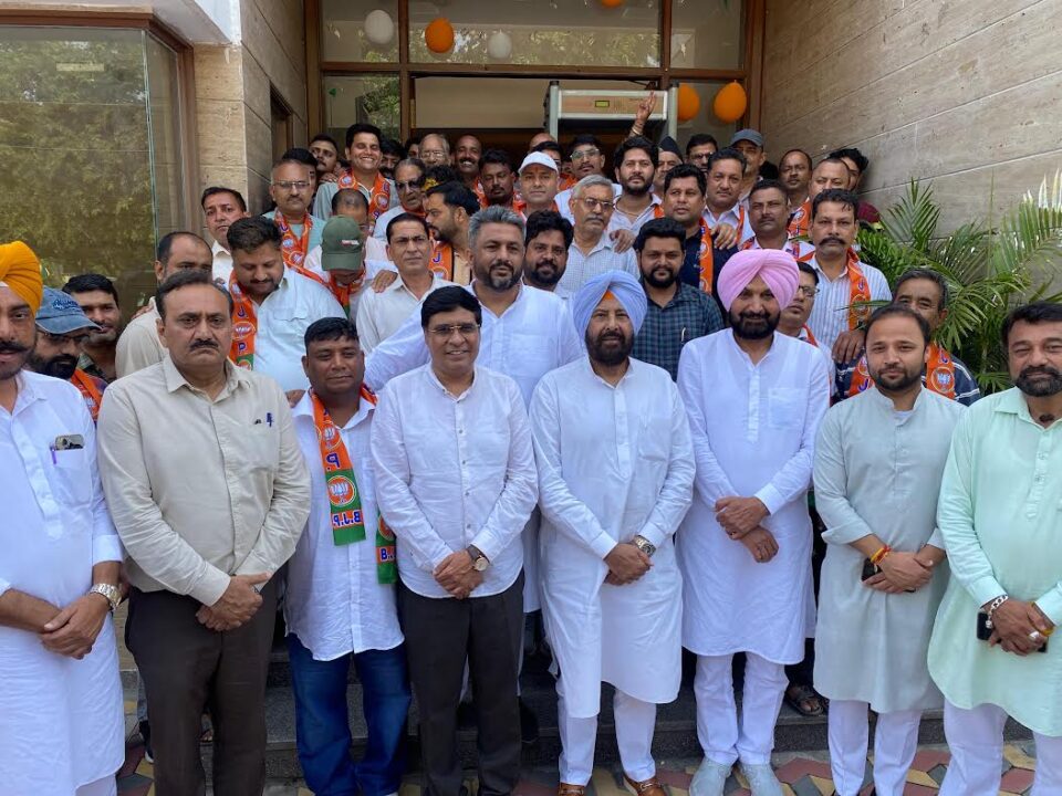 ਖਰੜ, ਮੋਹਾਲੀ ਅਤੇ ਡੇਰਾਬੱਸੀ ਦੇ ਗੜ੍ਹਵਾਲ ਸਭਾ ਅਹੁਦੇਦਾਰਾਂ ਨੇ ਫੜਿਆ ਭਾਜਪਾ ਦਾ ਪੱਲਾਚੰਡੀਗੜ੍ਹ, 16 ਅਗਸਤ ਪੰਜਾਬ ਵਿੱਚ ਭਾਰਤੀ ਜਨਤਾ ਪਾਰਟੀ ਨੂੰ ਉਸ ਸਮੇਂ ਇੱਕ ਵੱਡੀ ਮਜ਼ਬੂਤੀ ਮਿਲੀ, ਜਦੋਂ ਗੜ੍ਹਵਾਲ ਸਮਾਜ ਨਾਲ ਸੰਬੰਧਿਤ 250 ਤੋਂ ਵੱਧ ਆਗੂਆਂ ਤੇ ਮੈਂਬਰਾਂ ਨੇ ਅਲੱਗ-ਅਲੱਗ ਪਾਰਟੀਆਂ ਨੂੰ ਅਲਵਿਦਾ ਕਹਿ ਕੇ ਭਾਜਪਾ ਵਿੱਚ ਸ਼ਾਮਲ ਹੋਣ ਦਾ ਐਲਾਨ ਕੀਤਾ। ਇਸ ਵਿੱਚ ਖਰੜ੍ਹ, ਮੋਹਾਲੀ ਅਤੇ ਡੇਰਾਬੱਸੀ ਵਿਧਾਨ ਸਭਾ ਹਲਕਿਆਂ ਨਾਲ ਸੰਬੰਧਿਤ ਗੜ੍ਹਵਾਲ ਸਭਾ ਦੇ ਅਹੁਦੇਦਾਰ ਤੇ ਮੈਂਬਰ ਸ਼ਾਮਲ ਹੋਏ। ਇਹਨਾਂ ਨੂੰ ਪੰਜਾਬ ਭਾਜਪਾ ਦੇ ਦਫ਼ਤਰ ਵਿਖੇ ਸੂਬਾ ਪ੍ਰਧਾਨ ਕੇਵਲ ਸਿੰਘ ਢਿੱਲੋਂ ਨੇ ਪਾਰਟੀ ਦੇ ਪਟਕੇ ਪੁਆ ਕੇ ਬੀਜੇਪੀ ਵਿੱਚ ਸ਼ਾਮਲ ਕਰਵਾਇਆ। ਇਸ ਮੌਕੇ ਪੰਜਾਬ ਪ੍ਰਧਾਨ ਕੇਵਲ ਸਿੰਘ ਢਿੱਲੋਂ ਨੇ ਕਿਹਾ ਕਿ ਪੰਜਾਬ ਵਿੱਚ ਭਾਰਤੀ ਜਨਤਾ ਪਾਰਟੀ ਦਾ ਪਰਿਵਾਰ ਦਿਨੋਂ ਦਿਨ ਵਧ ਰਿਹਾ ਹੈ। ਪੰਜਾਬ ਦੇ ਲੋਕਾਂ ਦੀ ਇੱਕੋ ਇੱਕ ਉਮੀਦ ਭਾਜਪਾ ਤੋਂ ਹੈ। ਕਿਉਂਕਿ ਲੋਕ ਆਮ ਆਦਮੀ ਪਾਰਟੀ, ਕਾਂਗਰਸ ਅਤੇ ਅਕਾਲੀ ਦਲ ਦੀਆਂ ਸਰਕਾਰਾਂ ਦੇਖ ਚੁੱਕੇ ਹਨ ਅਤੇ ਇਸ ਵਾਰ ਭਾਜਪਾ ਸਰਕਾਰ ਬਣਾਉਣ ਦਾ ਮਨ ਬਣਾ ਚੁੱਕੇ ਹਨ। ਉਹਨਾਂ ਕਿਹਾ ਕਿ ਪ੍ਰਧਾਨ ਮੰਤਰੀ ਨਰਿੰਦਰ ਮੋਦੀ ਦੀ ਅਗਵਾਈ ਵਾਲੀ ਕੇਂਦਰ ਸਰਕਾਰ ਦੀਆਂ ਹਰ ਵਰਗ ਲਈ ਲੋਕ ਪੱਖੀ ਨੀਤੀਆਂ ਤੋਂ ਹਰ ਕੋਈ ਪ੍ਰਭਾਵਿਤ ਹੈ, ਜਿਸ ਕਰਕੇ ਹਰ ਵਰਗ ਦੇ ਲੋਕ ਲਗਾਤਾਰ ਭਾਜਪਾ ਨਾਲ ਜੁੜ ਰਹੇ ਹਨ। ਉਹਨਾਂ ਜਿੱਥੇ ਪਾਰਟੀ ਵਿੱਚ ਸ਼ਾਮਲ ਹੋਣ ਵਾਲਿਆਂ ਦਾ ਸਵਾਗਤ ਕੀਤਾ ਉਥੇ ਹੀ ਹਰ ਤਰ੍ਹਾਂ ਦਾ ਮਾਣ ਸਨਮਾਨ ਦੇਣ ਦਾ ਭਰੋਸਾ ਦਿੱਤਾ। ਇਸ ਮੌਕੇ ਖਰੜ ਗੜ੍ਹਵਾਲ ਸਭਾ ਦੇ ਪ੍ਰਧਾਨ ਸੁਰੇਸ਼ ਸ਼ਾਸਤਰੀ, ਨਯਾ ਗਾਉਂ ਗੜਵਾਲ ਸਭਾ ਦੇ ਪ੍ਰਧਾਨ ਗੱਬਰ ਸਿੰਘ, ਮੀਤ ਪ੍ਰਧਾਨ ਗਣੇਸ਼ ਬਰਥਵਾਲ, ਅਤੇ ਡੇਰਾਬੱਸੀ ਗੜਵਾਲ ਸਭਾ ਦੇ ਪ੍ਰਧਾਨ ਇੰਦਰਮਣੀ ਸਮੇਤ ਕਰੀਬ 250 ਲੋਕਾਂ ਨੇ ਭਾਜਪਾ ਵਿੱਚ ਸ਼ਮੂਲੀਅਤ ਕੀਤੀ। ਉਹਨਾਂ ਕਿਹਾ ਕਿ ਉਹ ਪ੍ਰਧਾਨ ਮੰਤਰੀ ਨਰਿੰਦਰ ਮੋਦੀ ਦੀ ਗਾਰੰਟੀ, ਦੇਸ਼ ਦੇ ਵਿਕਾਸ ਅਤੇ ਪਾਰਟੀ ਨੀਤੀਆਂ ਤੋਂ ਪ੍ਰਭਾਵਿਤ ਹੋ ਕੇ ਭਾਜਪਾ ਨਾਲ ਜੁੜੇ ਹਨ। ਇਹ ਮੌਕੇ ਭਾਜਪਾ ਮੀਡੀਆ ਸੈੱਲ ਦੇ ਕੋ-ਕਨਵੀਨਰ ਐਡਵੋਕੇਟ ਐੱਮ.ਕੇ. ਵਰਮਾ, ਸੂਬਾ ਮੀਤ ਪ੍ਰਧਾਨ ਰਣਜੀਤ ਸਿੰਘ ਗਿੱਲ, ਮੀਤ ਪ੍ਰਧਾਨ ਡਾ. ਸੁਭਾਸ਼ ਸ਼ਰਮਾ ਸਮੇਤ ਭਾਜਪਾ ਦੇ ਹੋਰ ਆਗੂ ਤੇ ਵਰਕਰ ਹਾਜ਼ਰ ਸਨ।