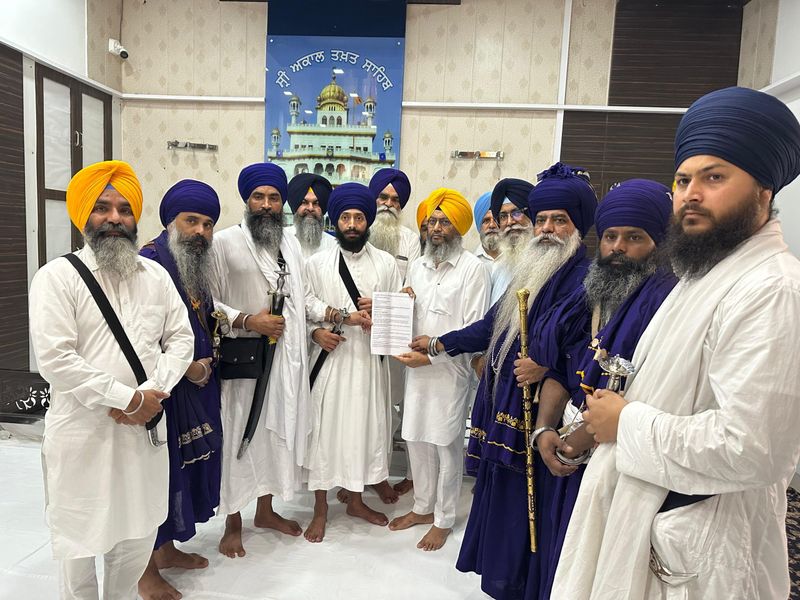 ਐੱਸ.ਜੀ.ਪੀ.ਸੀ. ਦਾ ਵੱਡਾ ਫੈਸਲਾ: ਸ੍ਰੀ ਅਕਾਲ ਤਖ਼ਤ ਸਾਹਿਬ ਦੇ ਅਗਲੇ ਹੁਕਮਾਂ ਤੱਕ ਪਾਵਨ ਸਰੂਪ ਵਿਦੇਸ਼ ਭੇਜਣ 'ਤੇ ਰੋਕ