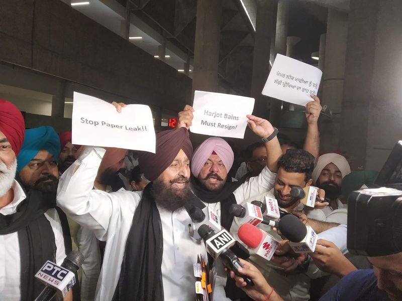 ਪੇਪਰ ਲੀਕ ਮਾਮਲੇ 'ਚ ਘਿਰੀ ਸਰਕਾਰ: ਕਾਂਗਰਸੀ ਵਿਧਾਇਕਾਂ ਵੱਲੋਂ ਵਿਧਾਨ ਸਭਾ ਬਾਹਰ ਜ਼ੋਰਦਾਰ ਨਾਅਰੇਬਾਜ਼ੀ