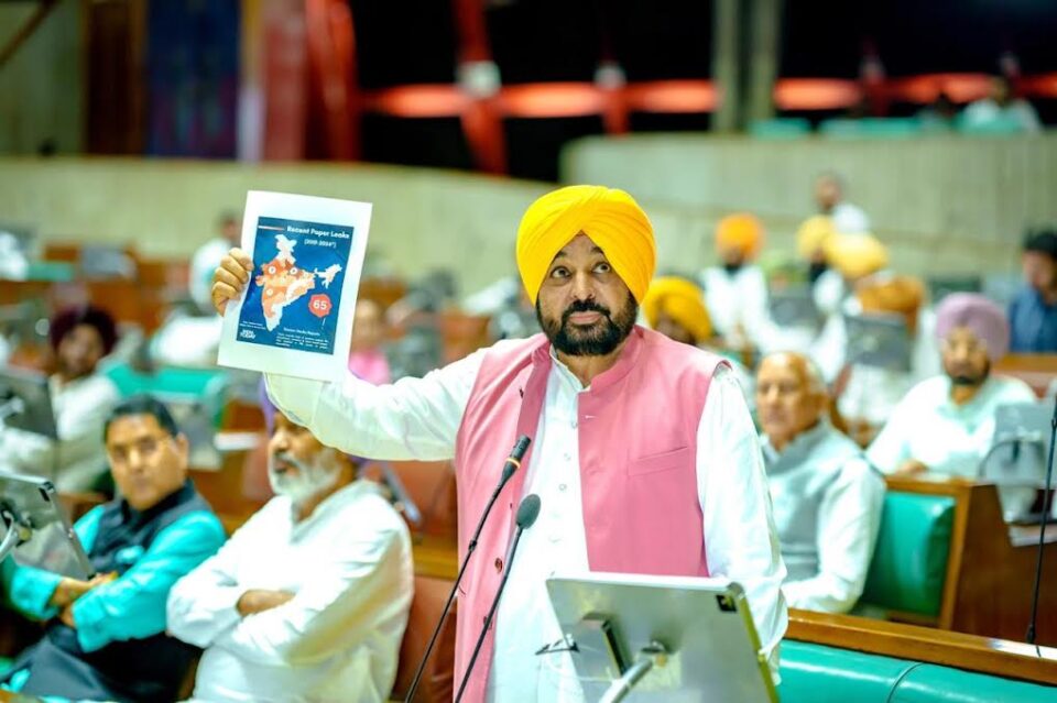 ਕੇਂਦਰ ਸਰਕਾਰ ਦੀ ਅਣਦੇਖੀ ਦੇਖੋ; ਕੇਂਦਰੀ ਸਿੱਖਿਆ ਮੰਤਰੀ ਦਾ ਅਸਤੀਫ਼ਾ ਲਿਆ ਅਤੇ ਅਗਲੇ ਹੀ ਦਿਨ ਉਨ੍ਹਾਂ 'ਤੇ ਫੁੱਲਾਂ ਦੀ ਵਰਖਾ ਕੀਤੀ