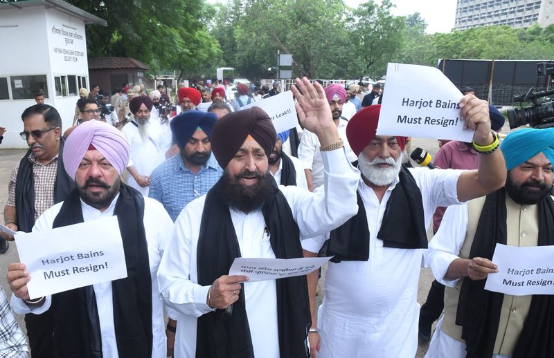 ਪੰਜਾਬ ਵਿਧਾਨ ਸਭਾ 'ਚ ਹੰਗਾਮਾ: ਪੇਪਰ ਲੀਕ ਮੁੱਦੇ 'ਤੇ ਵਿਰੋਧੀ ਧਿਰ ਨੇ ਘੇਰੀ ਸਰਕਾਰ, ਬਲਬੀਰ ਸਿੰਘ ਤੇ ਹਰਜੋਤ ਬੈਂਸ ਦੇ ਅਸਤੀਫ਼ੇ 'ਤੇ ਅੜੀ