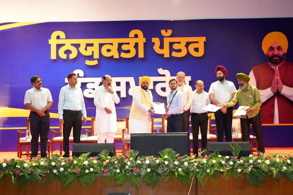 ਨਾ ਕੈਸ਼, ਨਾ ਫਰਮਾਇਸ਼: ਮੁੱਖ ਮੰਤਰੀ ਭਗਵੰਤ ਸਿੰਘ ਮਾਨ ਨੇ 866 ਨੌਜਵਾਨਾਂ ਨੂੰ ਸੌਂਪੇ ਸਰਕਾਰੀ ਨੌਕਰੀਆਂ ਦੇ ਨਿਯੁਕਤੀ ਪੱਤਰ