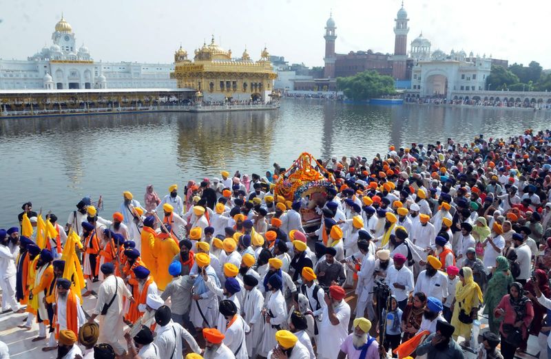 ਸ੍ਰੀ ਗੁਰੂ ਗ੍ਰੰਥ ਸਾਹਿਬ ਜੀ ਦੇ ਪਹਿਲੇ ਪ੍ਰਕਾਸ਼ ਪੁਰਬ 'ਤੇ ਸ਼ਰਧਾ ਤੇ ਉਤਸ਼ਾਹ ਨਾਲ ਸਜਾਇਆ ਗਿਆ ਅਲੌਕਿਕ ਨਗਰ ਕੀਰਤਨ