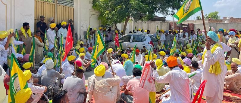 ਕਿਸਾਨਾਂ ਅਤੇ ਮਜ਼ਦੂਰਾਂ ਦਾ ਵੱਡਾ ਐਕਸ਼ਨ: ਖੇਤੀਬਾੜੀ ਮੰਤਰੀ ਗੁਰਮੀਤ ਸਿੰਘ ਖੁੱਡੀਆਂ ਦੇ ਘਰ ਦਾ ਕੀਤਾ ਘਿਰਾਓ