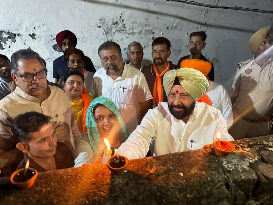 ਪਠਾਨਕੋਟ ਦੇ ਰੇਲਵੇ ਸਟੇਸ਼ਨ ਉਪਰ 1100 ਦੀਵੇ ਜਲਾ ਕੇ ਪ੍ਰਧਾਨਮੰਤਰੀ ਦਾ ਕੀਤਾ ਧੰਨਵਾਦ