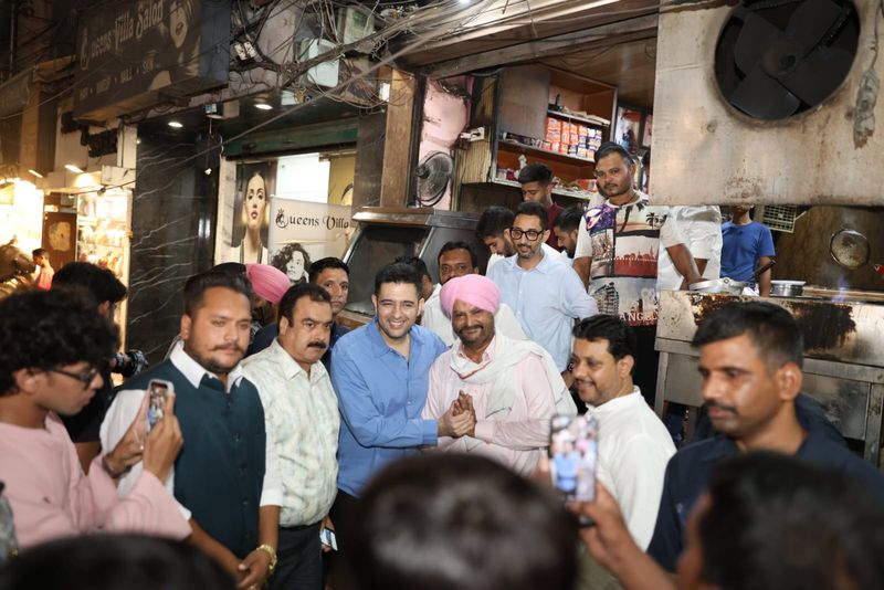 'ਚਾਹ ਦੀ ਚੁਸਕੀ' ਨਾਲ ਸਿਆਸੀ ਚਰਚਾ: ਰਾਘਵ ਚੱਢਾ ਨੇ ਗਿਆਨੀ ਟੀ ਸਟਾਲ 'ਤੇ ਲਾਇਆ ਗੇੜਾ