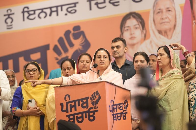 ਮੰਤਰੀ ਬੰਗਲੇ ਬਾਰੇ ਹਰਸਿਮਰਤ ਕੌਰ ਬਾਦਲ ਦਾ ਸਿਹਤ ਮੰਤਰੀ 'ਤੇ ਨਿਸ਼ਾਨਾ, ਪੁੱਛਿਆ— ਕਿੰਨੇ ਬਿਮਾਰ ਪੰਜਾਬੀਆਂ ਦਾ ਹੋਇਆ ਇਲਾਜ?