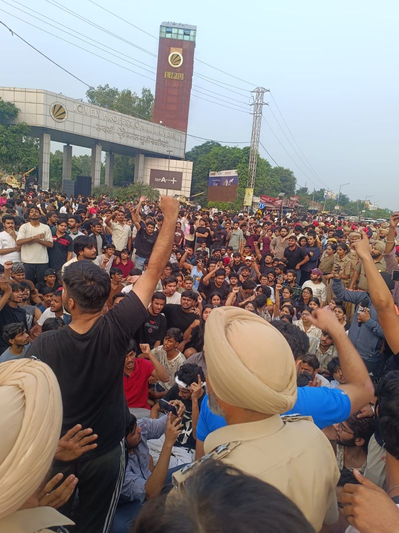 LPU ਕੈਂਪਸ 'ਚ ਵਿਦਿਆਰਥੀਆਂ ਦਾ ਹੰਗਾਮਾ, ਜਾਣੋ ਕੀ ਹੈ ਪੂਰਾ ਮਾਮਲਾ ਅਤੇ ਹੁਣ ਤੱਕ ਦੀ ਜਾਂਚ 'ਚ ਕੀ ਆਇਆ ਸਾਹਮਣੇ
