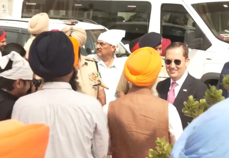 ਅਮਰੀਕੀ ਰਾਜਦੂਤ Sergio Gor ਨੇ ਸ੍ਰੀ ਹਰਿਮੰਦਰ ਸਾਹਿਬ ਟੇਕਿਆ ਮੱਥਾ;ਸੁਰੱਖਿਆ ਦੇ ਪੁਖਤਾ ਇੰਤਜ਼ਾਮ