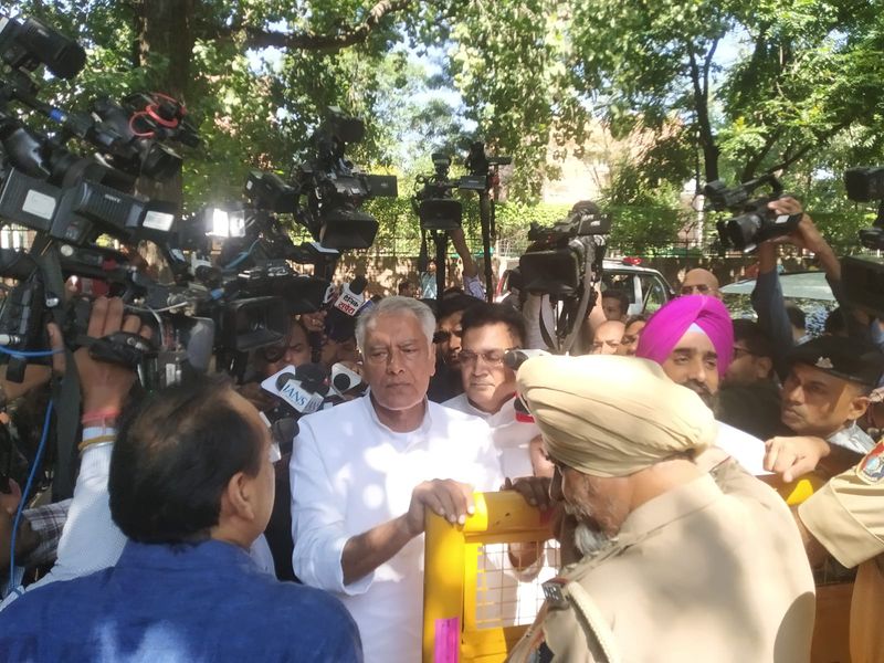 ਪੰਜਾਬ ਦੇ ਕੈਬਨਿਟ ਮੰਤਰੀਆਂ ਦੀਆਂ ਸਰਕਾਰੀ ਕੋਠੀਆਂ ਦੇ ਬਾਹਰ ਪਹੁੰਚੇ Sunil Jakhar ਨੂੰ ਪੁਲੀਸ ਨੇ ਰੋਕਿਆ