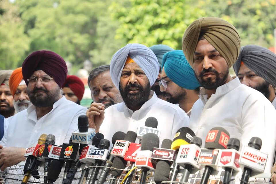 ਗੁਲਜ਼ਾਰ ਸਿੰਘ ਖੁਦਕੁਸ਼ੀ ਮਾਮਲਾ : ਕੇਵਲ ਸਿੰਘ ਢਿੱਲੋਂ ਦੀ ਅਗਵਾਈ ਵਿੱਚ ਵਫਦ ਰਾਜਪਾਲ ਨੂੰ ਮਿਲਿਆ, ਦਿੱਤਾ ਮੰਗ ਪੱਤਰ