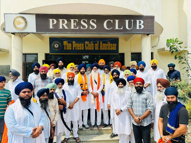 'ਆਪ' ਅਤੇ ਕਾਂਗਰਸ ਨੂੰ ਵੱਡਾ ਝਟਕਾ: ਕਈ ਸਰਗਰਮ ਵਰਕਰ 'ਅਕਾਲੀ ਦਲ (ਵਾਰਿਸ ਪੰਜਾਬ ਦੇ)' 'ਚ ਸ਼ਾਮਲ