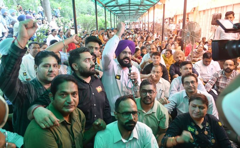ਮੁੱਖ ਸਕੱਤਰ ਨਾਲ ਮੀਟਿੰਗ ਤੋਂ ਬਾਅਦ ਮੁਲਾਜ਼ਮਾਂ ਨੇ ਵਾਪਸ ਲਈ ਹੜਤਾਲ