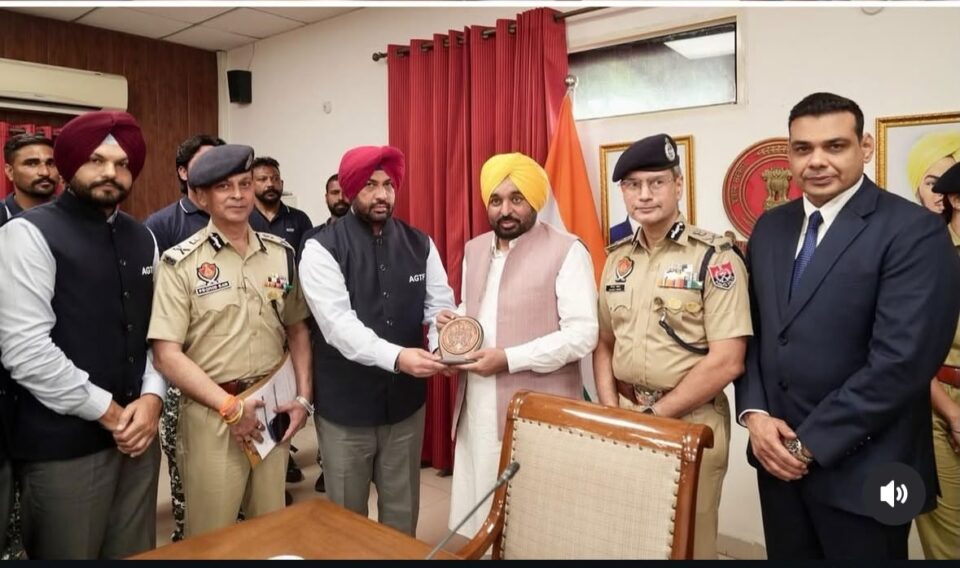 ਮੁੱਖ ਮੰਤਰੀ ਭਗਵੰਤ ਸਿੰਘ ਮਾਨ ਨੇ ਭਗੌੜੇ ਅਪਰਾਧੀ ਅੰਮ੍ਰਿਤ ਦਾਲਮ ਦੀ ਮੋਲਡੋਵਾ ਤੋਂ ਹਵਾਲਗੀ ਹਾਸਲ ਕਰਨ ਵਾਲੀ ਪੰਜਾਬ ਪੁਲਿਸ ਦੀ ਟੀਮ ਨੂੰ ਕੀਤਾ ਸਨਮਾਨਿਤ