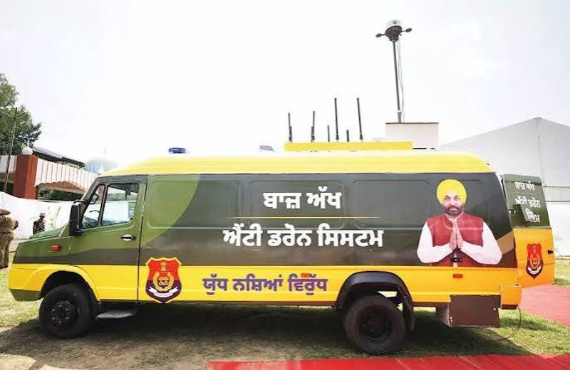ਸੁਰੱਖਿਆ ਏਜੰਸੀਆਂ 'ਚ ਹੜਕੰਪ: 'ਐਂਟੀ ਡਰੋਨ ਟੀਮ' ਦਾ ਪੁਲਿਸ ਕਰਮੀ ਨਸ਼ਾ ਤਸਕਰੀ ਦੇ ਦੋਸ਼ ਹੇਠ ਕਾਬੂ