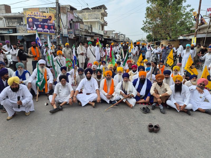 ਪੰਜਾਬ ਬੰਦ ਦਾ ਅਸਰ: ਸਕੂਲੀ ਬੱਸਾਂ ਰੋਕੇ ਜਾਣ ਮਗਰੋਂ ਰਸਤੇ ’ਚ ਫਸੇ ਮਾਸੂਮ ਬੱਚੇ, ਮਾਪੇ ਹੋਏ ਪਰੇਸ਼ਾਨ