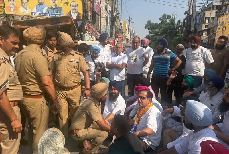 ਮੰਗਾਂ ਨੂੰ ਲੈ ਕੇ ਪ੍ਰਦਰਸ਼ਨ ਕਰ ਰਹੇ ਲੋਕਾਂ ਤੇ ਪੁਲੀਸ ਵਿਚਾਲੇ ਆਹਮੋ-ਪਾਹਮਣੀ