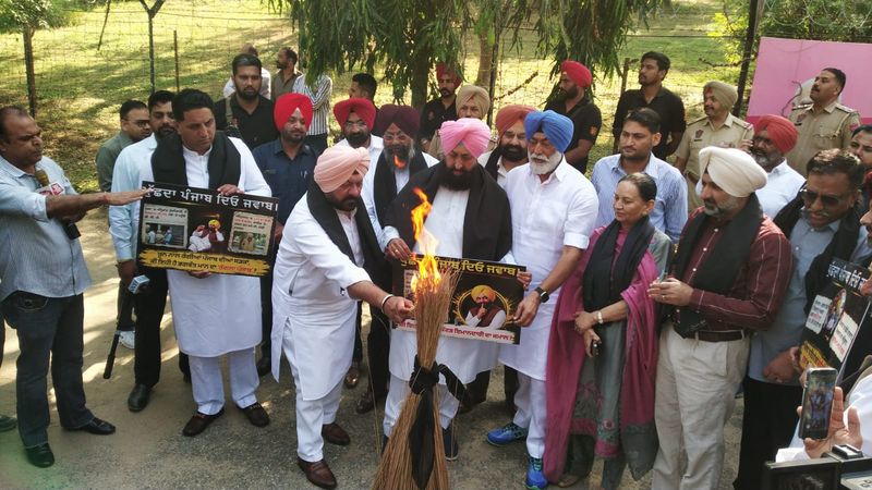 ਕਾਂਗਰਸੀ ਵਿਧਾਇਕਾਂ ਦਾ ਅਨੋਖਾ ਪ੍ਰਦਰਸ਼ਨ: ਵਿਧਾਨ ਸਭਾ ਬਾਹਰ ਝਾੜੂ ਸਾੜ ਕੇ ਜਤਾਇਆ ਰੋਸ