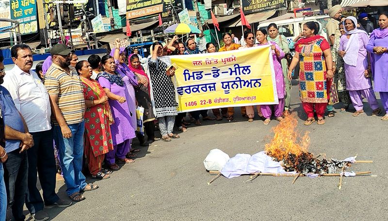 ਮਿੱਡ-ਡੇਅ ਮੀਲ ਵਰਕਰਾਂ ਵੱਲੋਂ ਅਰਥੀ ਫੂਕ ਮੁਜ਼ਾਹਰਾ