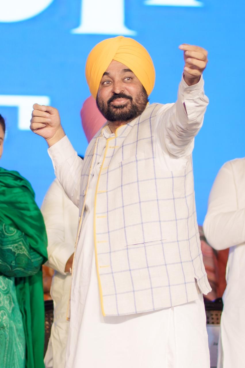 ਮੋਬਾਈਲਾਂ ’ਤੇ ‘ਟੂੰ-ਟੂੰ’ ਦੇ ਸੁਨੇਹੇ ਆਉਂਦਿਆਂ ਹੀ ਔਰਤਾਂ ਦੇ ਚਿਹਰਿਆਂ ‘ਤੇ ਛਾਈ ਖੁਸ਼ੀ